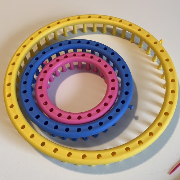 Round Knitting Loom Set (3 Sizes) Includes Hook Tool & Plastic Needle - Picture 2 of 5